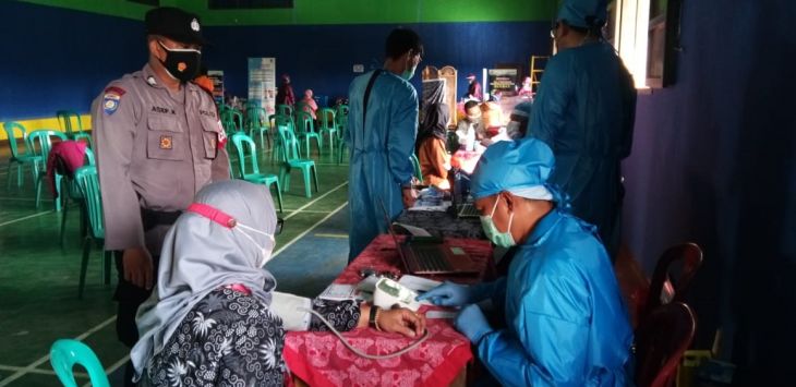 VAKSIN : Tim vaksinasi tengah melakukan layanannya di Gor Desa Cipaku Kec. Paseh, Kab. Bandung, Selasa(23/3/2021) (foto: DEDEN KUSDINAR/RADAR BANDUNG)