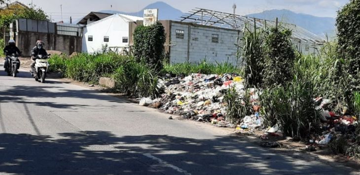 TUMPUKAN : Tumpukan sampah terlihat di pinggir jalan Gandasari Soreang, Kabupaten Bandung.