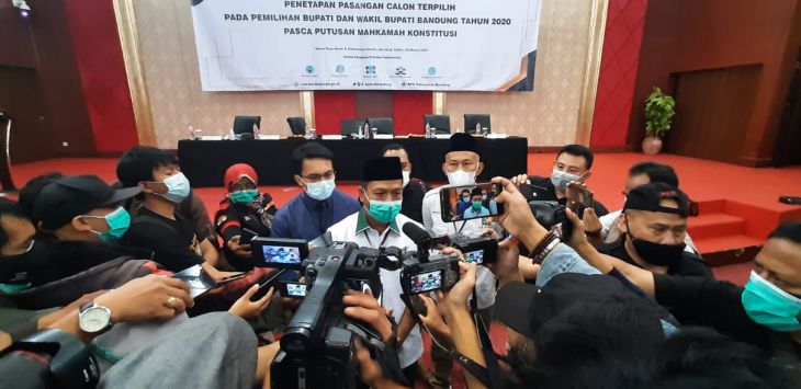 WAWANCARA : Pasangan calon Bupati/Wakil Bupati Bandung terpilih saat wawancara usai menghadiri rapat pleno terbuka penetapan pasangan calon terpilih di Sutan Raja Hotel, Soreang, Sabtu (20/3).