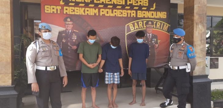 DIPERLIHATKAN : Tiga orang pemuda yang berpura-pura menjadi anggota kepolisian diperlihatkan saat ekspos di Mapolresta Bandung, Soreang, Senin (22/3).