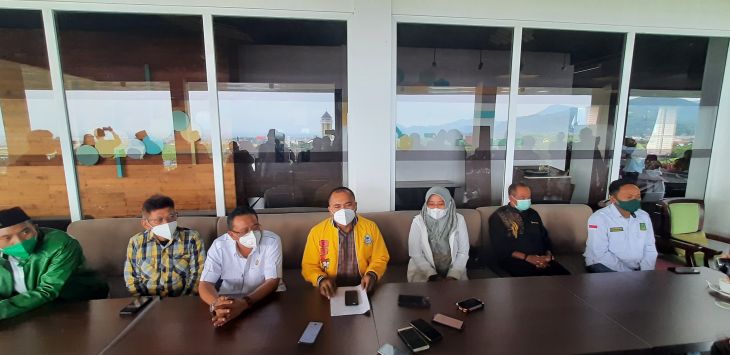 


MENGGELAR - Tim Koalisi NU Pasti Sabilulungan saat menggelar pers conference di Soreang, Senin (15/3/2021) (foto: FIKRIYA ZULFAH/Radar Bandung)