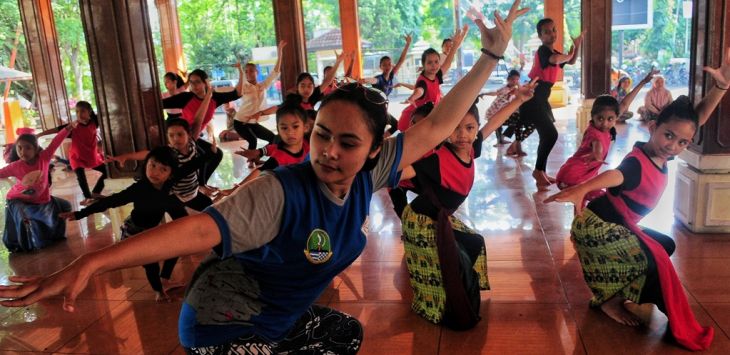 ILUSTRASI: Sejumlah murid dari Sanggar Tari Mutiara berlatih seni tari Jaipongan di Pendopo DPRD, Kota Cimahi, beberapa waktu lalu. (foto : TAOFIK ACHMAD HIDAYAT/RADAR BANDUNG)