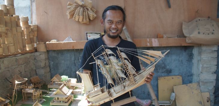 EKONOMI : Adang Muhidin (47) memperlihatkan hasil produksi miniatur kapal yang terbuat dari bambu di Workshop miliknya, Jalan Raya Batujajar, Cimareme, Kabupaten Bandung Barat, beberapa waktu lalu. (foto : AJI ANUGRAH/JOB.RADAR BANDUNG)