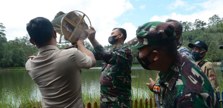 PERINGATAN : Kasdam III/Siliwangi Brigjen TNI Kunto Arief Wibowo, saat Silaturahmi dan Syukuran dalam Rangka Memperingati Hari Kehutanan, Hari Hutan, Hari Air dan Hari Meteorologi Sedunia Festival Konservasi Situ Cisanti, di Situ Cisanti, Desa Tarumajaya Kec. Kertasari Kab. Bandung, Senin (22/3/2021) (foto: PENDAM III/SLW)