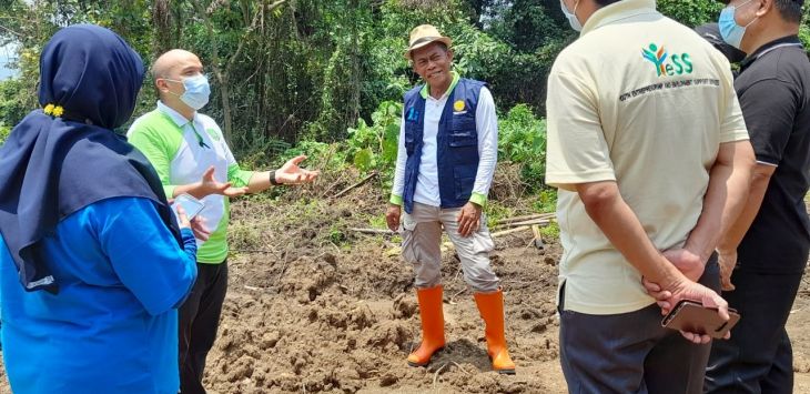 MENINJAU : Kang Jimat bersama kementerian Pertanian RI saat meninjau lokasi lahan pertanian hasil pembukaan lahan (landclearing) untuk program Ketahanan Pangan, di Serangpanjang, Subang, Sabtu (20/3/2021) (foto: M.ANWAR/RADAR BANDUNG)