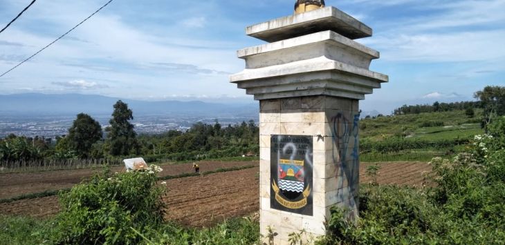 


CORET : Tembok batas desa pada wilayah perbatasan antara desa di KBB dirusak dan dicorat-coret. Kades Cilame, Aas Mochamad Asor, mengancam akan melaporkan pelaku. (foto: HENDRA HIDAYAT/RADAR BANDUNG)