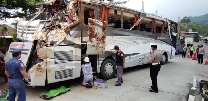 

PERIKSA : Satlantas Polres Sumedang memeriksa bangkai Bus Sri Padma Kencana  yang terlibat kecelakaan mau di Tanjakan Cae, Wado, Sumedang. (foto: AGUN/RADAR SUMEDANG)