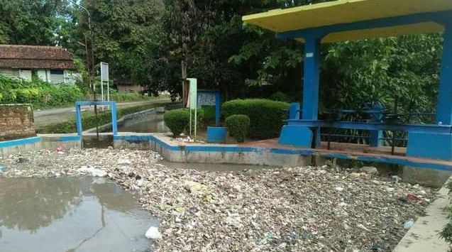 


NUMPUK : Sampah disungai Curug lima kiriman dari TPA Panembong menumpuk di bendungan tersier kelurahan Pasirkereumbi Subang. (foto: M.ANWAR/RADAR BANDUNG)