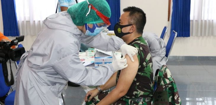 DIVAKSIN : Komandan Wing Pendidikan Teknik Kolonel Tek Videon Nugroho, saat divaksin Covid-19 di Aula Sekbang Lanud Suryadarma Kalijati, Subang, Kamis (4/3/2021). (foto: M.ANWAR/RADAR BANDUNG)