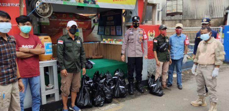 BANTUAN : Satgas Covid desa Jalancagak saat menyalurkan bantuan kepada warga yang tengah jalani isolasi mandiri, Senin (8/3/2021) (foto: M.ANWAR/RADAR BANDUNG)