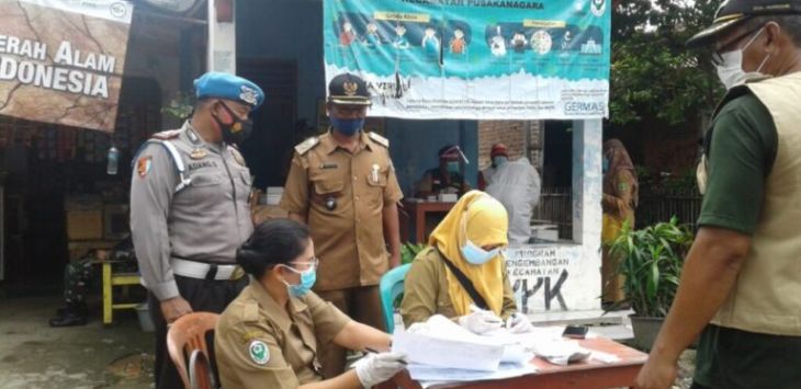 


SWAB : Ratusan warga Dusun Mundu RT 13/03 Desa Mundusari Kecamatan Pusakanagara, Kabupaten Subang  jalani tes swab, Senin (15/3/2021) (foto: M.ANWAR/RADAR BANDUNG)