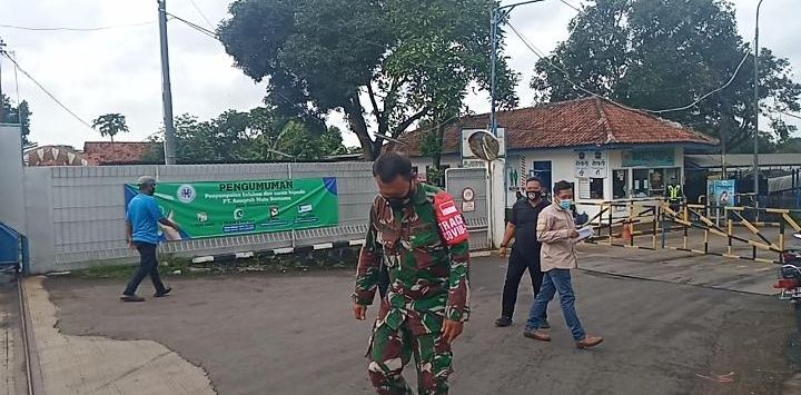 TERPAPAR : 67 karyawan Pabrik Kecap Bangau Cipeundeuy, Kabupaten Subang terpapar Covid-19. (foto : M.ANWAR/RADAR BANDUNG)