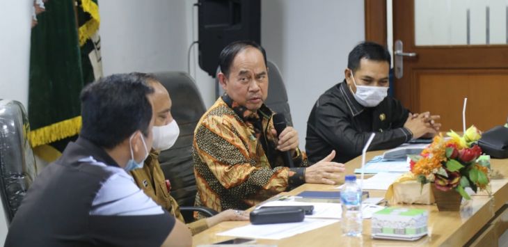 KUNJUNGAN : Pimpinan dan Anggota Bapemperda DPRD Jabar saat kunjungan ke Bapeperda DPRD Provinsi Banten dalam rangka mencari masukan dan informasi terkait Propemperda tahun 2021, Selasa (23/3/2021) (foto: RIZKY R/HUMAS DPRD JABAR)