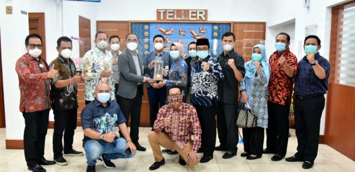 BJB CABANG TEGAL : Wakil Ketua DPRD Jabar, Ineu Purwadewi Sundari beserta Anggota Badan Anggaran mengunjungi Kantor bank bjb Cabang Kota Tegal Provinsi Jawa Tengah pada Selasa, (23/3/2021) (foto: MOCH. ICSHAN L/HUMAS DPRD JABAR)