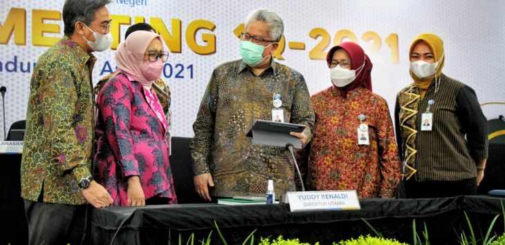 Direktur Utama bank bjb Yuddy Renaldi bersama jajaran direksi dalam Analyst Meeting 1Q-2021 yang dilakukan secara virtual di Menara bank bjb, Jalan Naripan, Kota Bandung, Selasa, 27 April 2021.