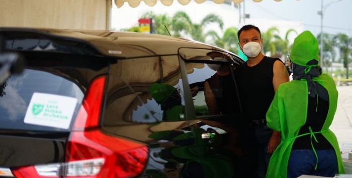 VAKSIN: Mitra pengemudi GrabCar menjalankan proses vaksinasi dosis tahap kedua di Grab Vaccine Center secara drive-thru di SPOrT Jabar Arcamanik Bandung, Jawa Barat pada pada tanggal 12-15 April 2021. Proses vaksinasi ini difokuskan kepada lansia dan pekerja sektor publik transportasi, pariwisata, dan media di Bandung. (dok. Grab)