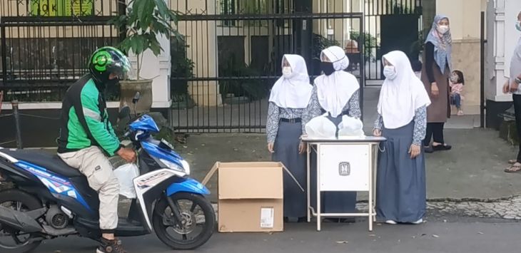 Sejumlah pelajar di Jabar membagikan makanan kepada pengguna jalan yang membutuhkan dalam program Rantang Siswa. (foto : DOK DISDIK JABAR)