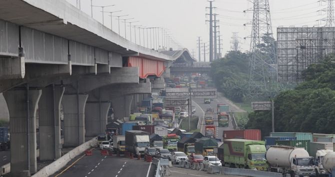 ILUSTRASI: Suasana kemacetan DI KM 31Jalan Tol Jakarta Cikampek, Jawa Barat. di Gerbang Tol Cikarang Barat. (Dery Ridwansah/ JawaPos.com)