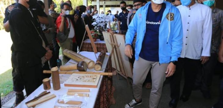 Menteri Pariwisata dan Ekonomi Kreatif, Sandiaga Salahudin Uno saat meninjau Anugerah Desa Wisata Indonesia 2021 di Desa Tugu Selatan, Cisarua, Bogor.