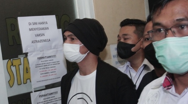 Penyidik Direktorat Reserse Narkoba Polres Metro Jakarta Barat resmi menaikkan status hukum Erdianto Aji Prihartanto alias Anji. Setelah menjalani pemeriksaan intensif, kini dia telah berstatus tersangka. (Dery Ridwansah/JawaPos.com)