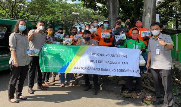 BANTUAN: BPJAMSOSTEK Bandung Soekarno Hatta bagikan masker, hand sanitizer hingga disinfektan pada warga di area lingkungan kantor untuk mencegah penyebaran Covid-19.