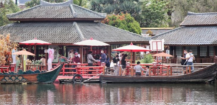 ILUSTRASI: Wisatawan saat mengunjungi tempat Wisata di Floating market Lembang, Kabupaten Bandung Barat. (FOTO: TAOFIK ACHMAD HIDAYAT/RADAR BANDUNG)