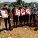 Kakanwilkumham Bagi-bagi Sembako Sampai Datangi Penggali Kubur di TPU Pondok Rajeg Bogor