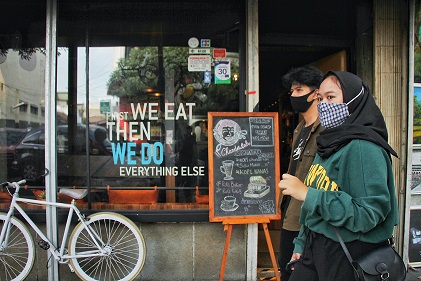 Warga sedang melintas di depan salah satu kafe di Jalan Braga Kota Bandung, (FOTO; TAUFIK HIDAYAT/ RADAR BANDUNG)