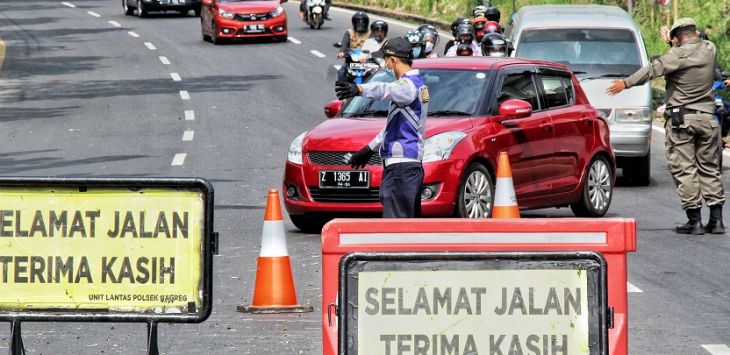 ILUSTRASI: Petugas gabungan memeriksa kelengkapan dokumen pemudik di pos penyekatan larangan mudik Lingkar Barat Nagreg, Kabupaten Bandung, Minggu (16/5/2021). (FOTO: TAOFIK ACHMAD HIDAYAT/RADAR BANDUNG)