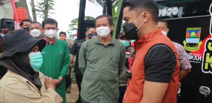 BERBICANG: Pelaksana Tugas (Plt) Bupati Bandung Barat, Hengky Kurniawan saat berbincang dengan salah seorang petani. (ist)