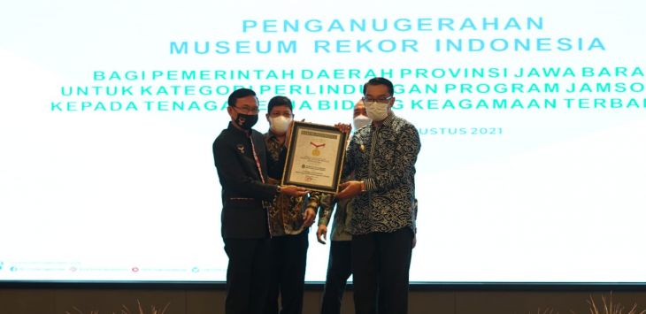 REKOR MURI: Pemerintah Provinsi Jawa Barat dan BPJS Ketenagakerjaan (BPJAMSOSTEK) mendapatkan Museum Rekor Indonesia (MURI) atas rekor Perlindungan Program Jamsostek Kepada Tenaga Pendidik Bidang Keagamaan Terbanyak. 