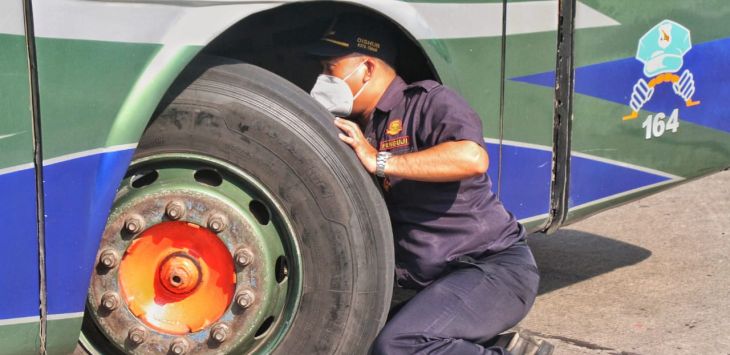 ILUSTRASI : Dinas Perhubungan (Dishub) Kota Cimahi memeriksa kelayakan kendaraan Bus saat menggelar kegiatan Ramp Check di Rest Area KM 125, Kota Cimahi, belum lama ini. (FOTO: TAOFIK ACHMAD HIDYAT/RADAR BANDUNG)