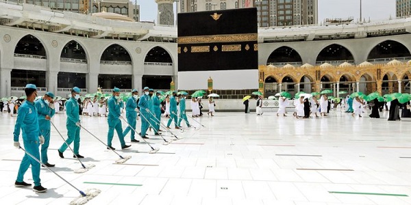 DISIPLIN PROTOKOL KESEHATAN: Petugas memberikan kawasan Masjidilharam dengan disinfektan saat para jamaah melaksanakan tawaf mengililingi Kakbah di Makkah (17/7). (AMR NABILA/AFP)