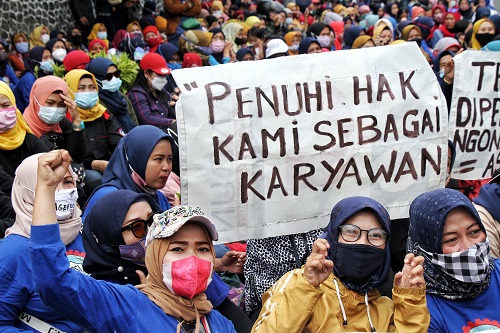 ILUSTRASI: Sejumlah buruh saat aksi unjuk rasa. (FOTO: TAOFIK ACHMAD HIDAYAT/RADAR BANDUNG)