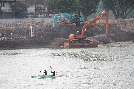 Alat berat secara bertahap mulai melakukan proses revitalisasi di objek wisata Situ Ciburuy, Padalarang, Kabupaten Bandung Barat, Jumat (10/9). (FOTO: TAOFIK ACHMAD HIDAYAT/RADAR BANDUNG)