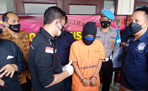 Pelaku penganiayaan saat diinterogasi di Mapolresta Cimahi