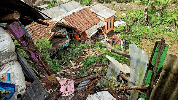 LONGSOR: Longsor yang terjadi di Kampung Cikole, Kecamatan Lembang, Kabupaten Bandung Barat. FOTO: TAOFIK ACHMAD HIDAYAT/RADAR BANDUNG 
