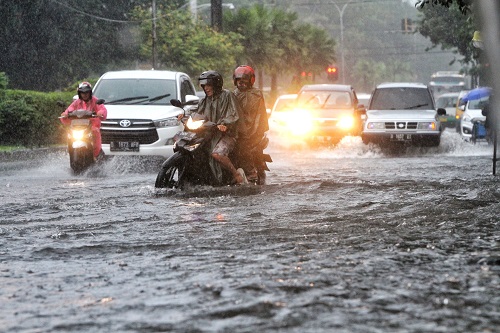 Pengendara melintasi genang banjir di Jalan BKR, Kota Bandung, Senin (21/6/2021). (FOTO: TAOFIK ACHMAD HIDAYAT/RADAR BANDUNG)