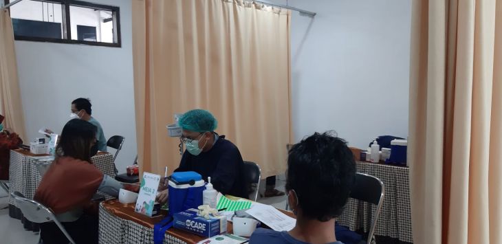 Suasana vaksinasi Covid-19 pasien berkebutuhan khusus seperti kanker, Talasemia, HIV/AIDS, maupun penyakit autoimun lainnya di RS Hermina Pasteur, Jalan dr Djundjunan, Kota Bandung, Kamis (11/11). (DOK/RADAR BANDUNG)