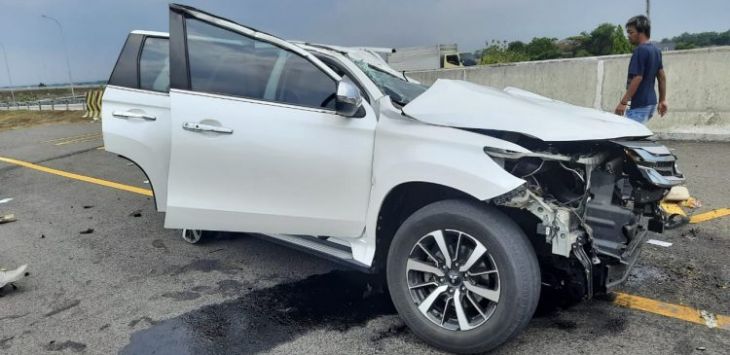 Mobi yang ditumpangi rombongan Vanessa Angel dan suami, mengalami kecelakaan di Tol Nganjuk, Jawa Timur arah Surabaya (Istimewa)
