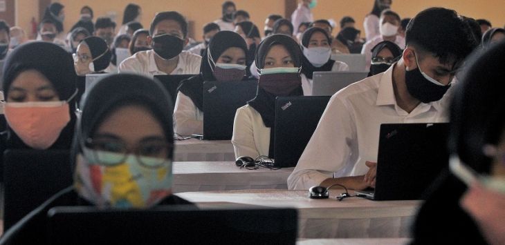 Sejumlah peserta Calon Aparatur Sipil Negara (CASN) menjalani tahap verifikasi sebelum mengikuti ujian Seleksi Kompetensi Dasar (SKD). (FOTO: TAOFIK ACHMAD HIDAYAT/RADAR BANDUNG)