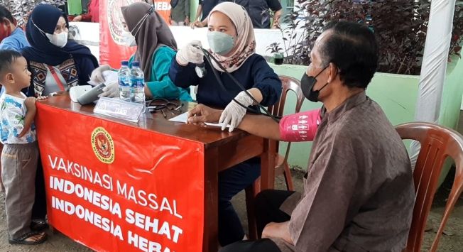 Warga antusias ikuti vaksinasi massal yang digelar Badan Intelijen Negara (BIN) di Desa Sukamandi Jaya, Kecamatan Ciasem, Kabupaten Subang, Rabu (1/12/2021). (FOTO: M.ANWAR/RADAR BANDUNG)