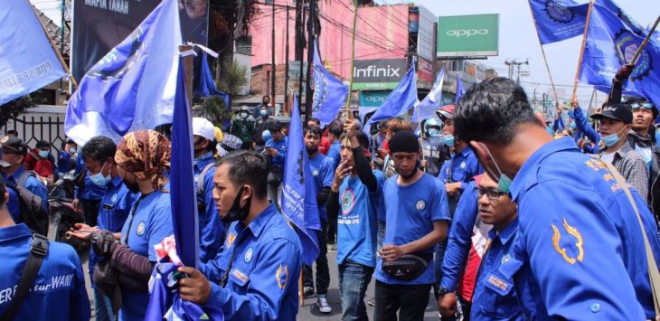 Sejumlah buruh saat melakukan aksi unjuk rasa di depan kantor kantor DPRD Kabupaten Bandung Barat, Senin (13/12/2021). (Foto: Hendra Hidayat/ Radar Bandung).