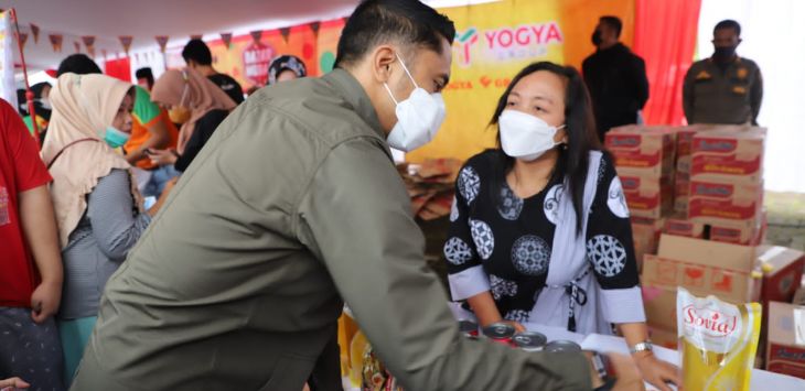 Pelaksana Tugas (Plt) Bupati Bandung Barat, Hengky Kurniawan saat tinjau kegiatan pasar murah di Lapangan Mekarsari, Ngamprah. (Foto: Hendra Hidayat/ Radar Bandung).