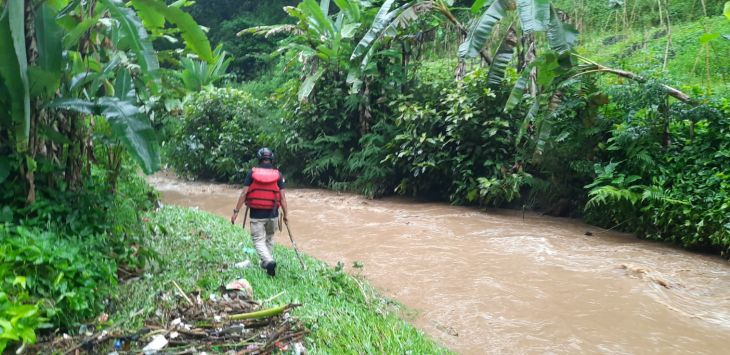 Petugas saat menyusuri Sungai Ciwangun Sub DAS Cikapundung, Kabupaten Bandung Barat. (Foto: Hendra Hidayat).