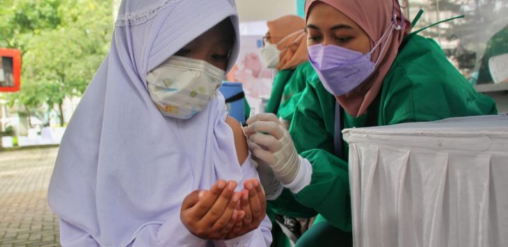 Tenaga kesehatan memberikan suntikan vaksin kepada anak usia 6-11 tahun. (FOTO: FT-TAOFIK ACHMAD HIDAYAT/RADAR BANDUNG).