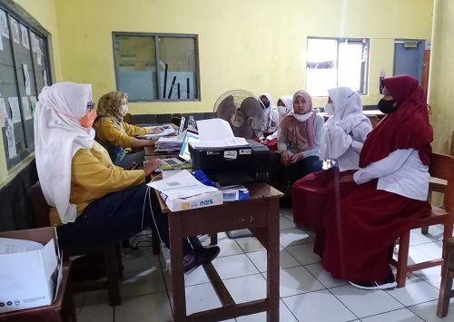 Ratusan santri Madrasah Ibtidaiyah (MI) di Kecamatan Padalarang mengikuti vaksinasi Covid-19 usia 6-11 tahun. (Foto: Hendra Hidayat/ Radar Bandung).