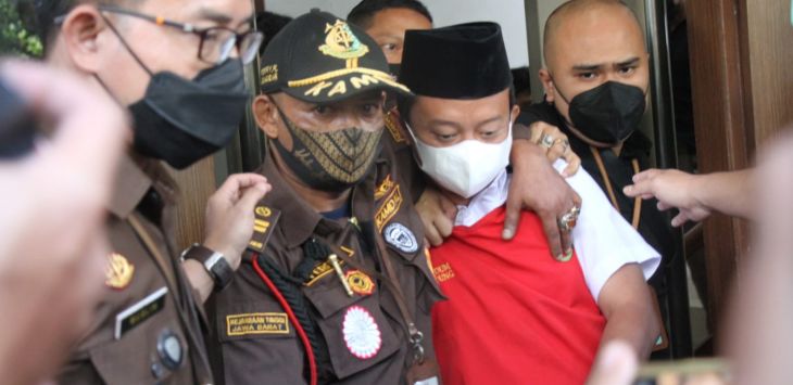 Terdakwa kasus perkosaan santriwati Herry Wiriawan digiring petugas usai menjalani sidang di Pengadilan Negeri Kota Bandung, Selasa (11/1/2022). (FOTO: TAOFIK ACHMAD HIDAYAT/Dok. RADAR BANDUNG).