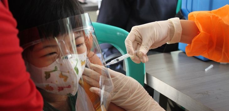 DIVAKSIN: Vaksinator menyuntikan vaksin Covid-19 kepada anak-anak di Taman Dewi Sartika, Kota Bandung, belum lama ini. (FOTO: TAOFIK ACHMAD HIDAYAT/RADAR BANDUNG)