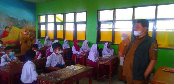 Kepala Dinas Pendidikan (Kadisdik) KBB, Asep Dendih saat meninjau pelaksanaan PTM di salah satu sekolah di Padalarang. (FOTO: HENDRA HIDAYAT/ RADAR BANDUNG)